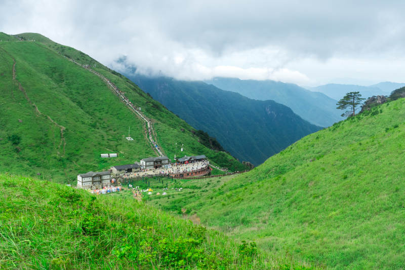 青山环绕的山村图片