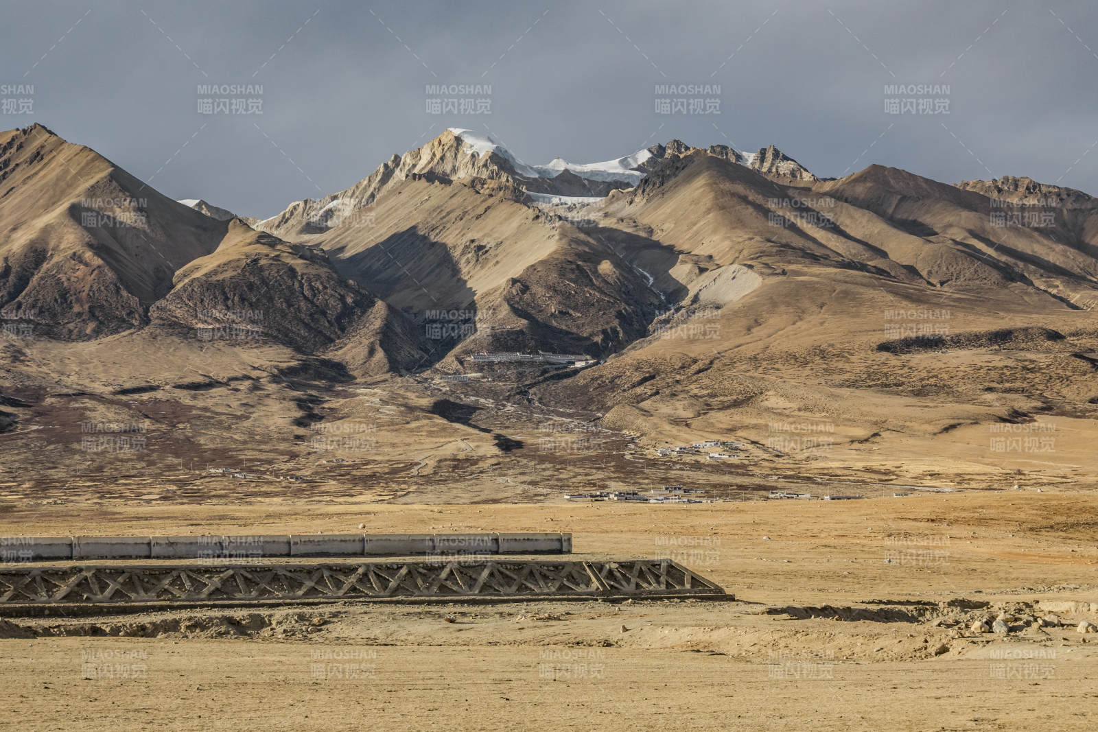 高原铁轨穿山越岭图片