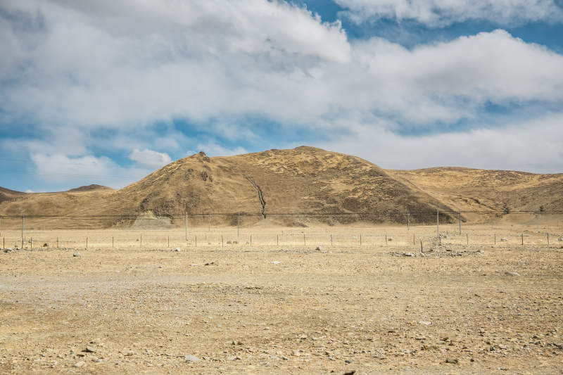 荒原山丘云影图片
