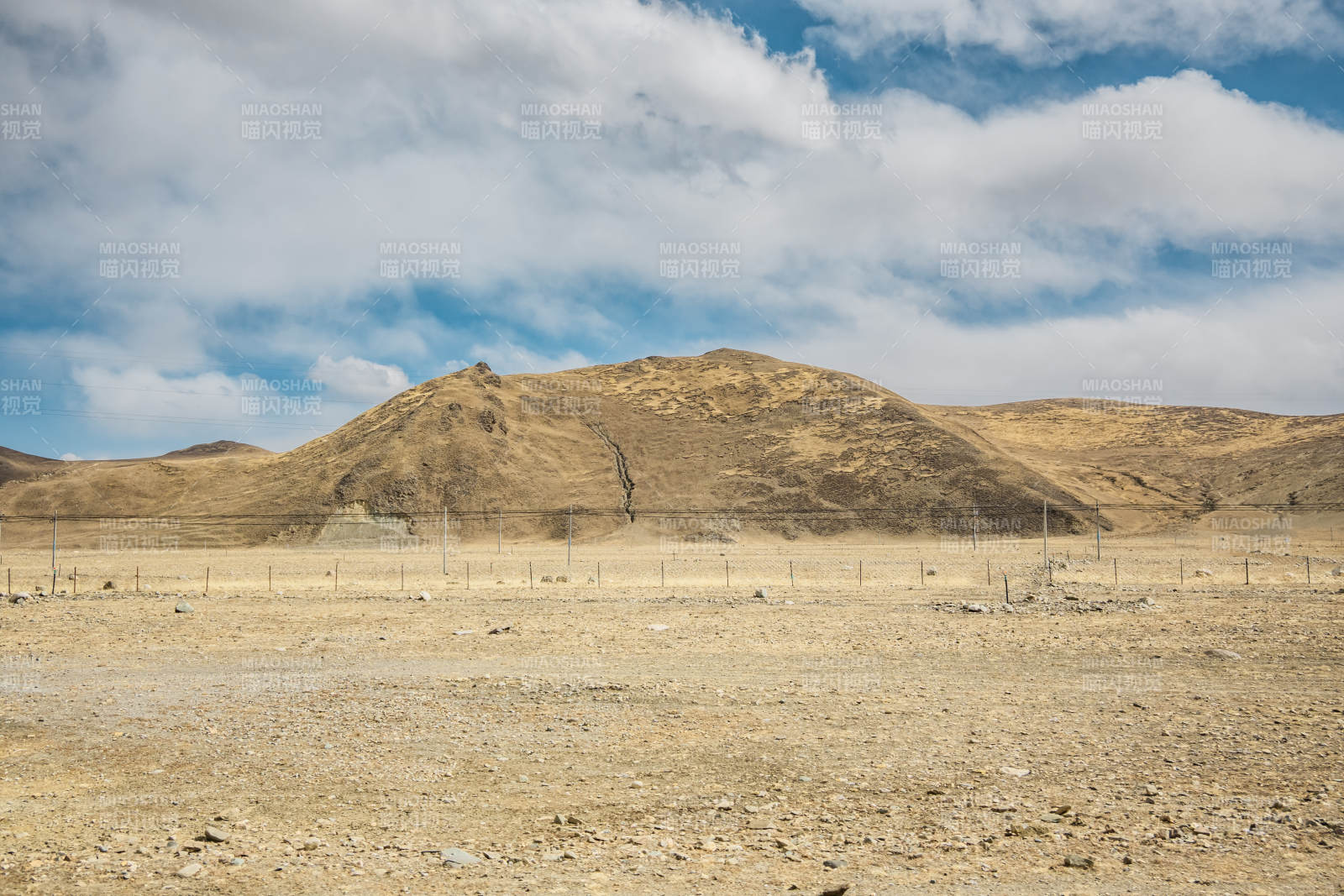 荒原山丘云影图片