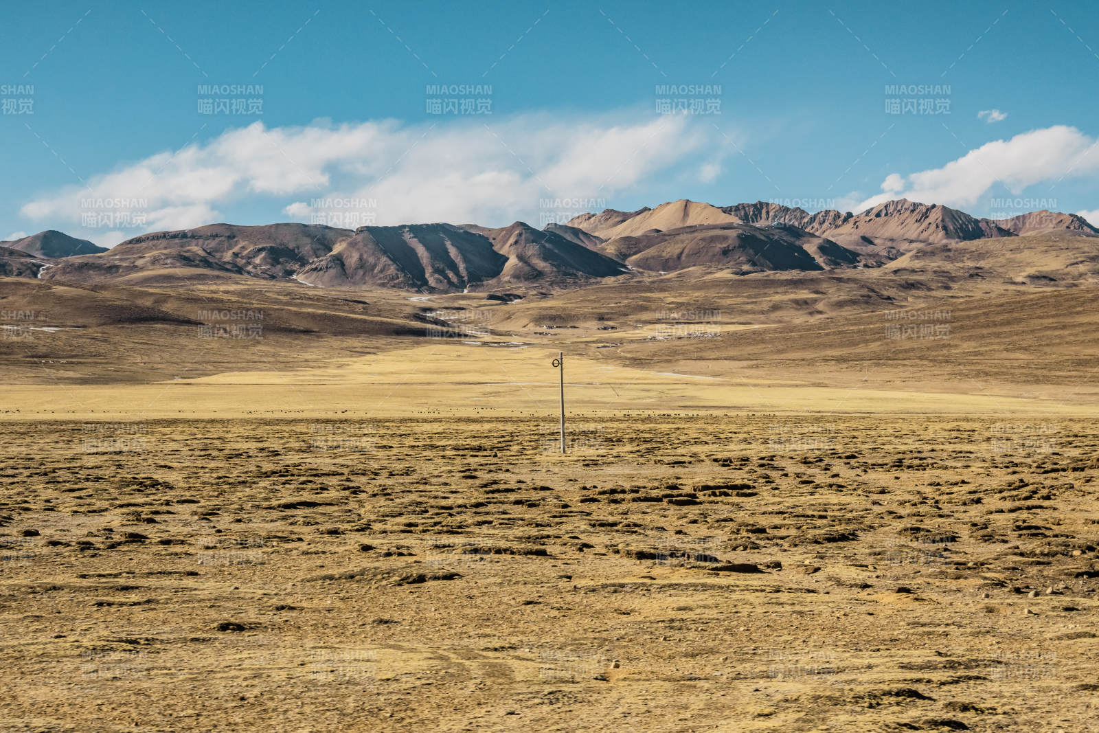 荒原远山图图片