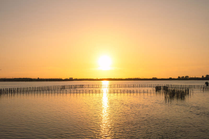 湖畔夕阳美景图片