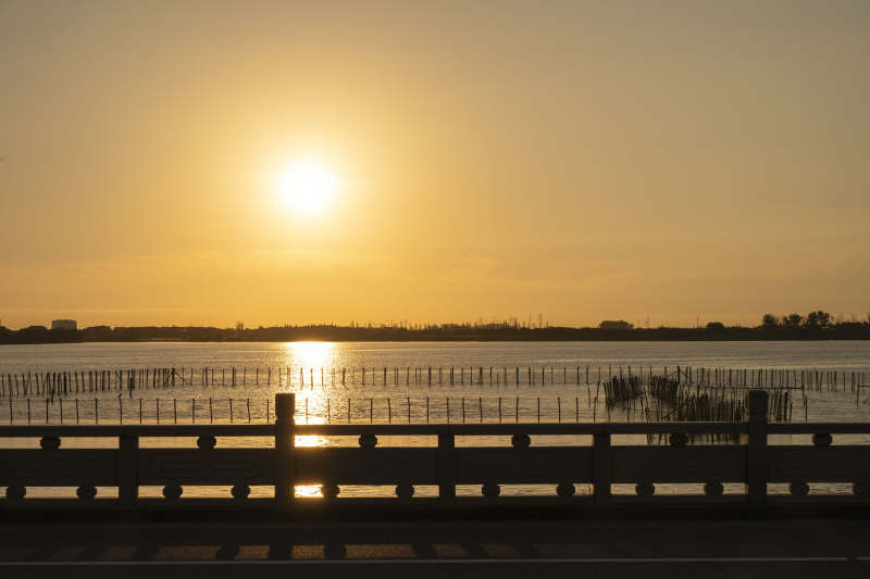 夕阳湖畔静谧景图片