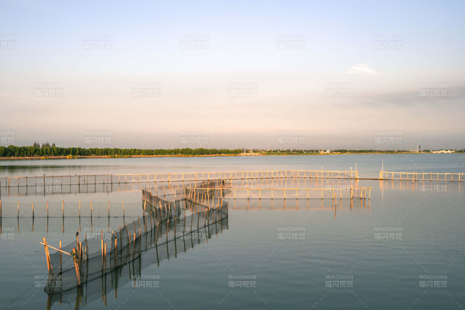 湖面围栏静景图片