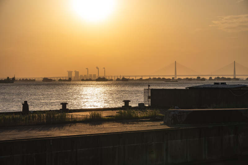 夕阳下的江景图片