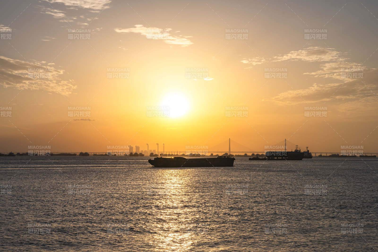 夕阳下的海港船只图片