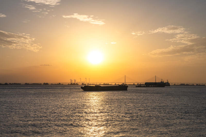 夕阳下的海港船只图片