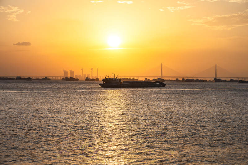 夕阳下的海船图片