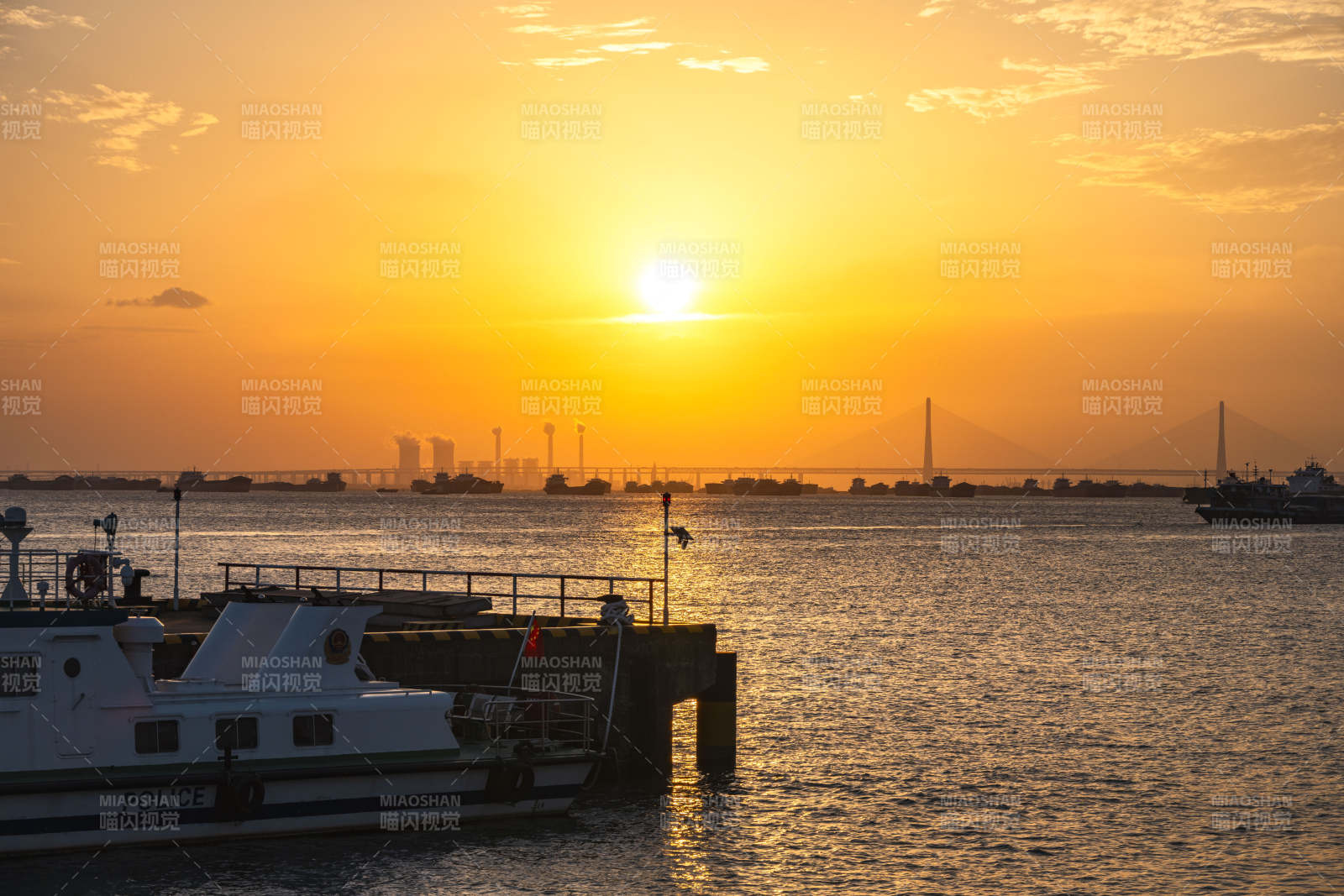 夕阳下的港口美景图片
