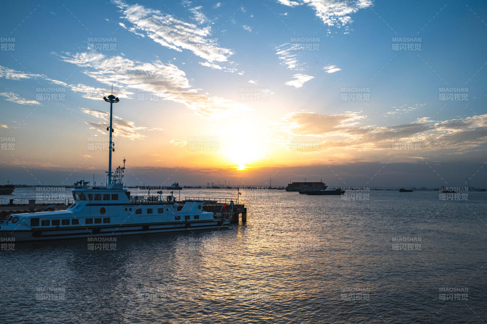 江苏南通滨江游轮中心落日余晖图片