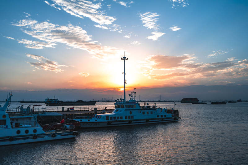 夕阳下的港口船只图片