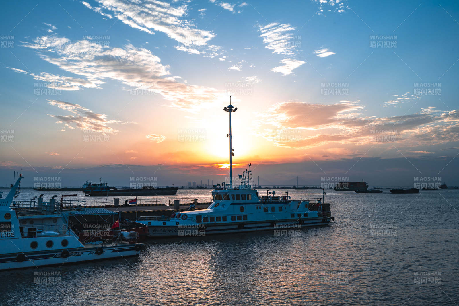 江苏南通滨江游轮中心日落余晖图片