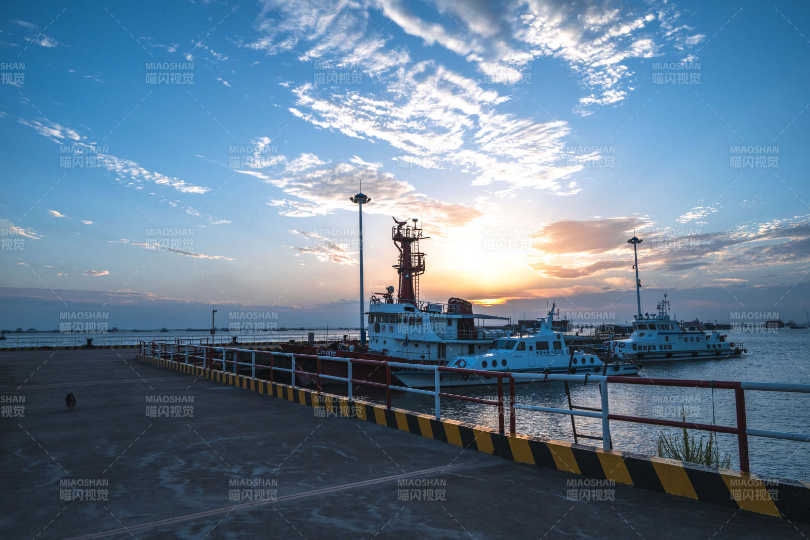 江苏南通滨江游轮中心落日余晖图片