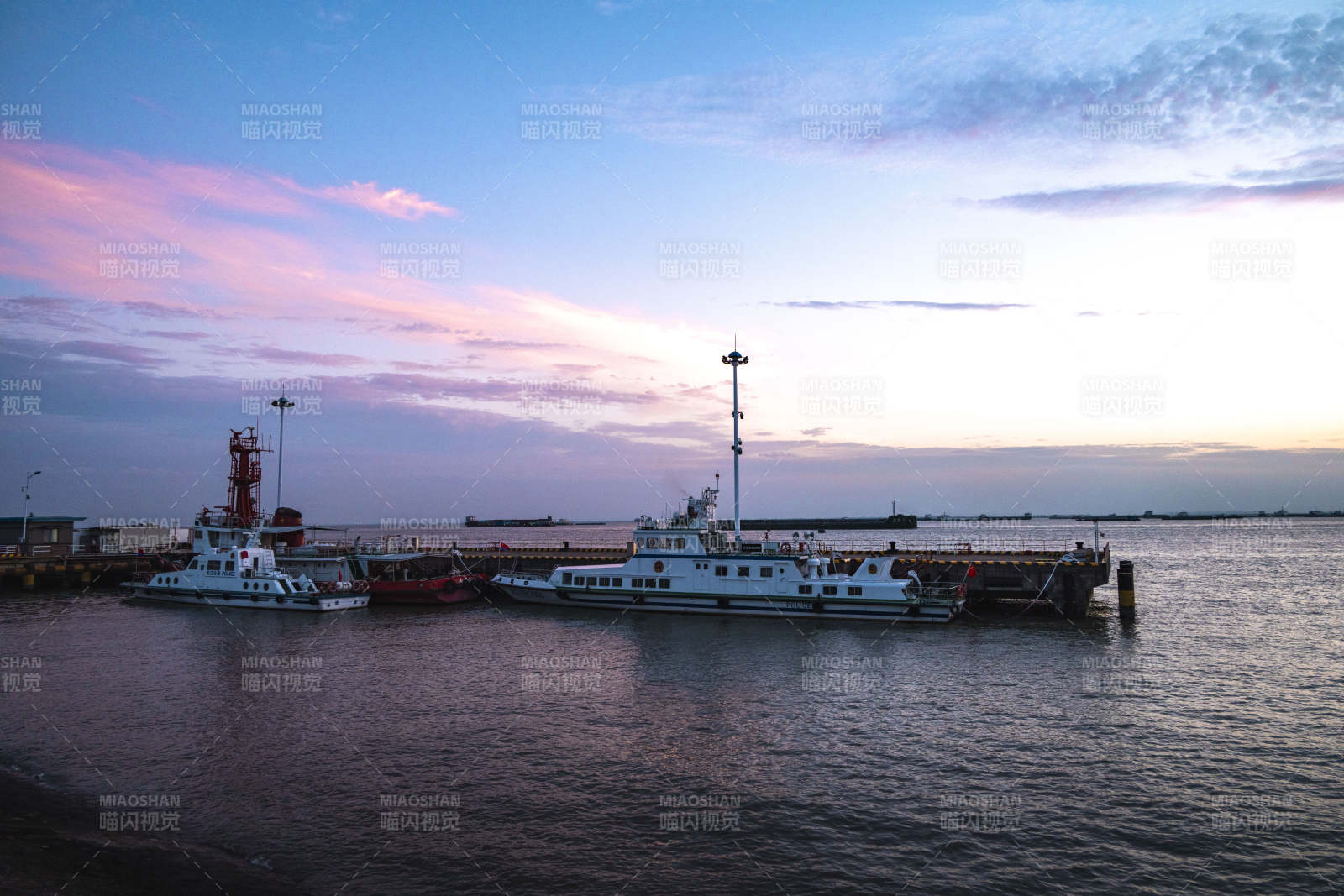 港口黄昏船影图片