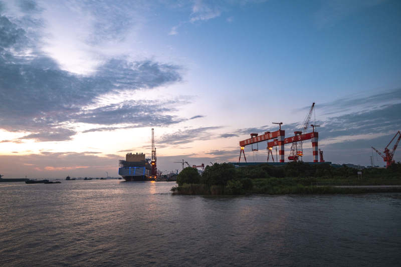 港口黄昏船影图片