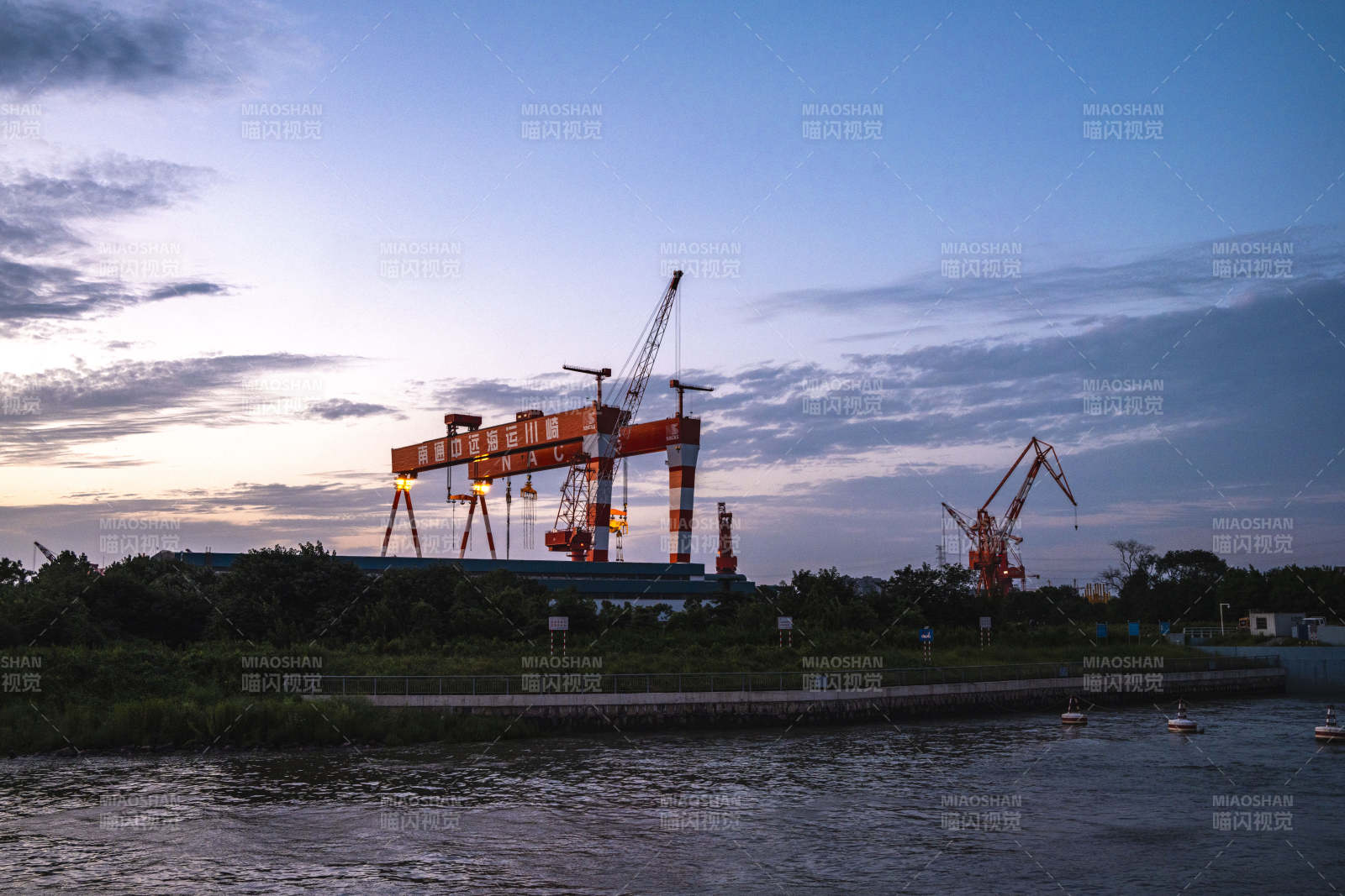黄昏港口起重机图片