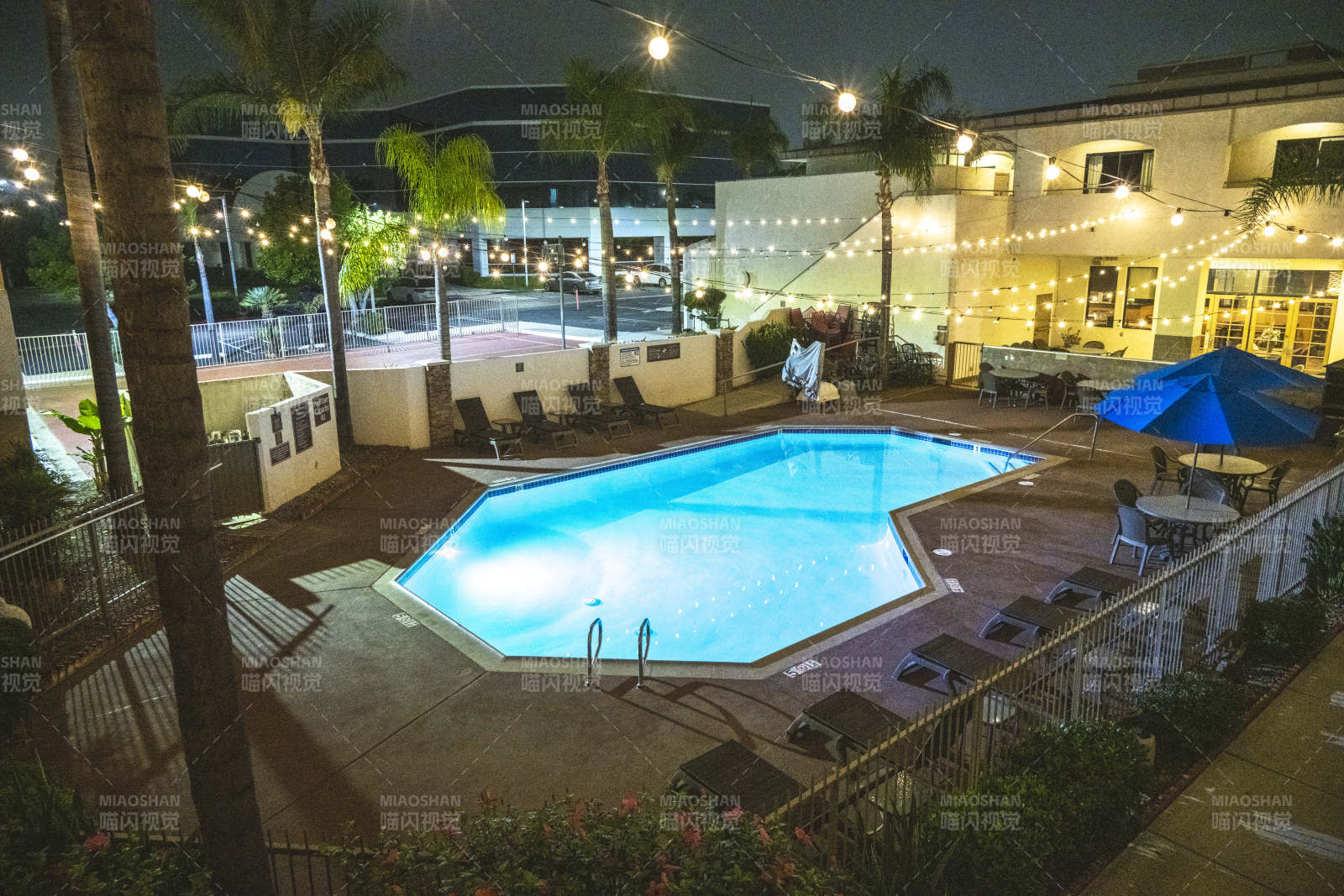 夜景泳池度假区图片