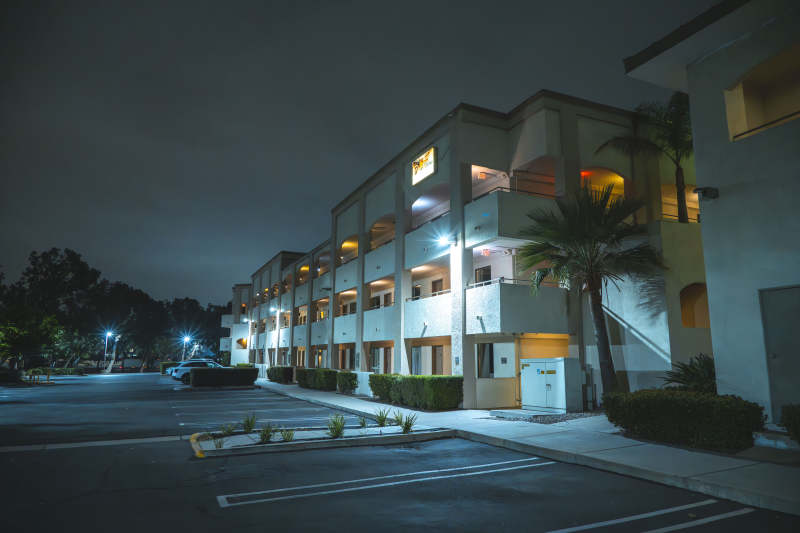 夜幕下的酒店建筑图片