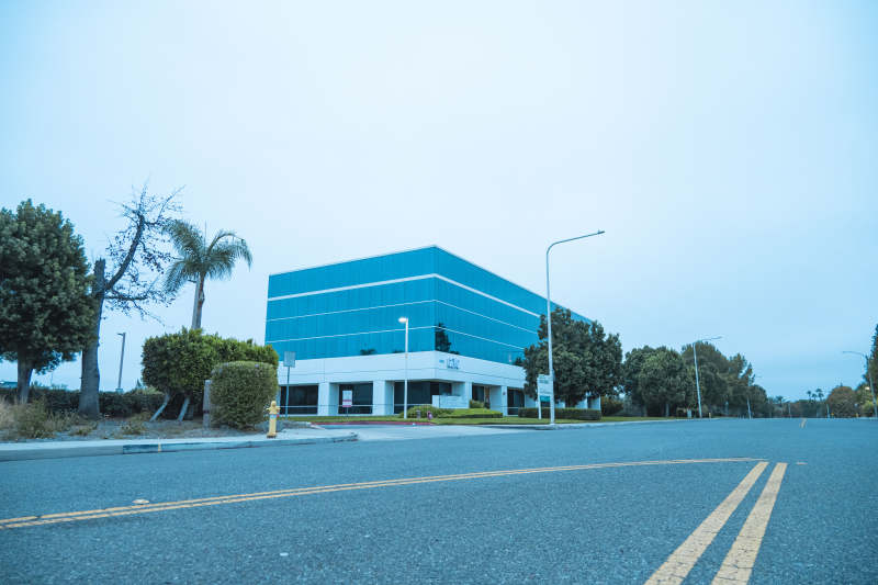 蓝色现代建筑街景图片