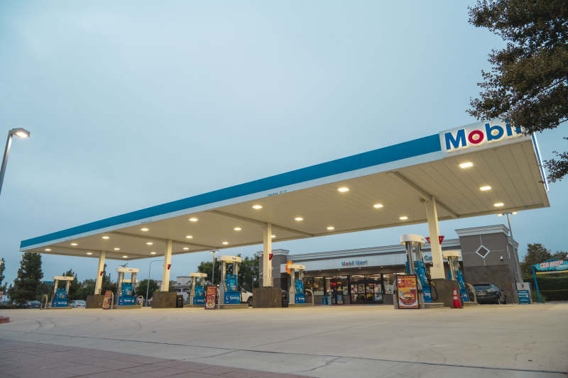 Mobil加油站夜景图片