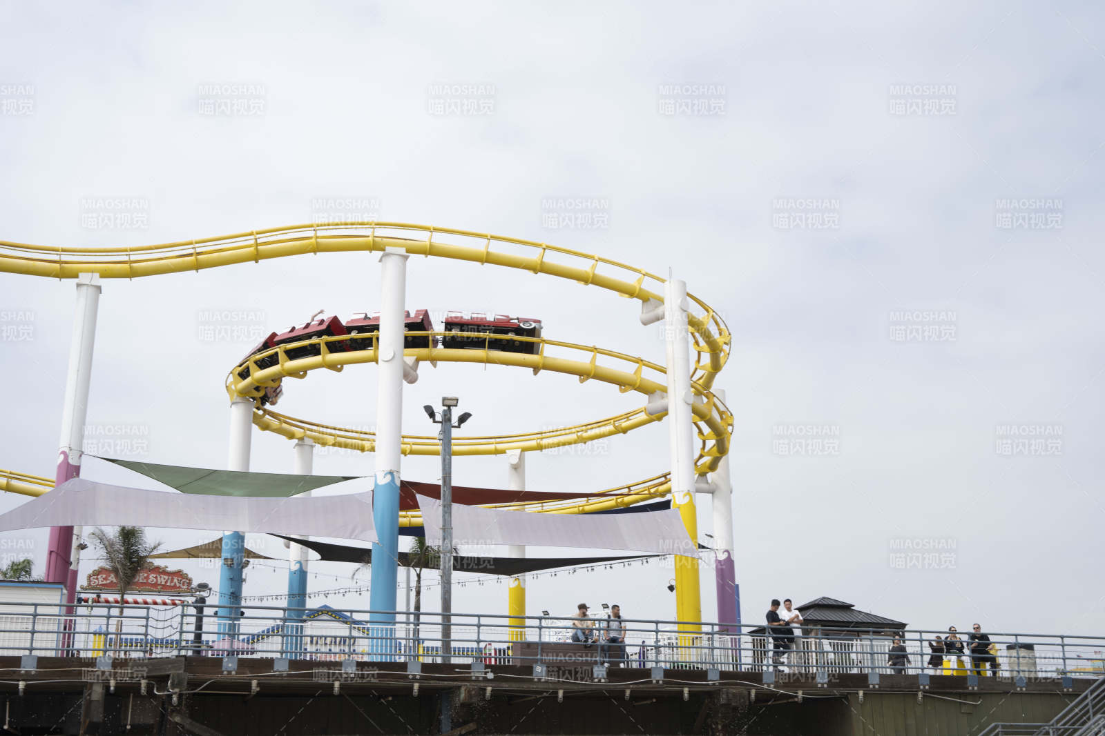 美国圣塔莫妮卡海滩旋转过山车图片