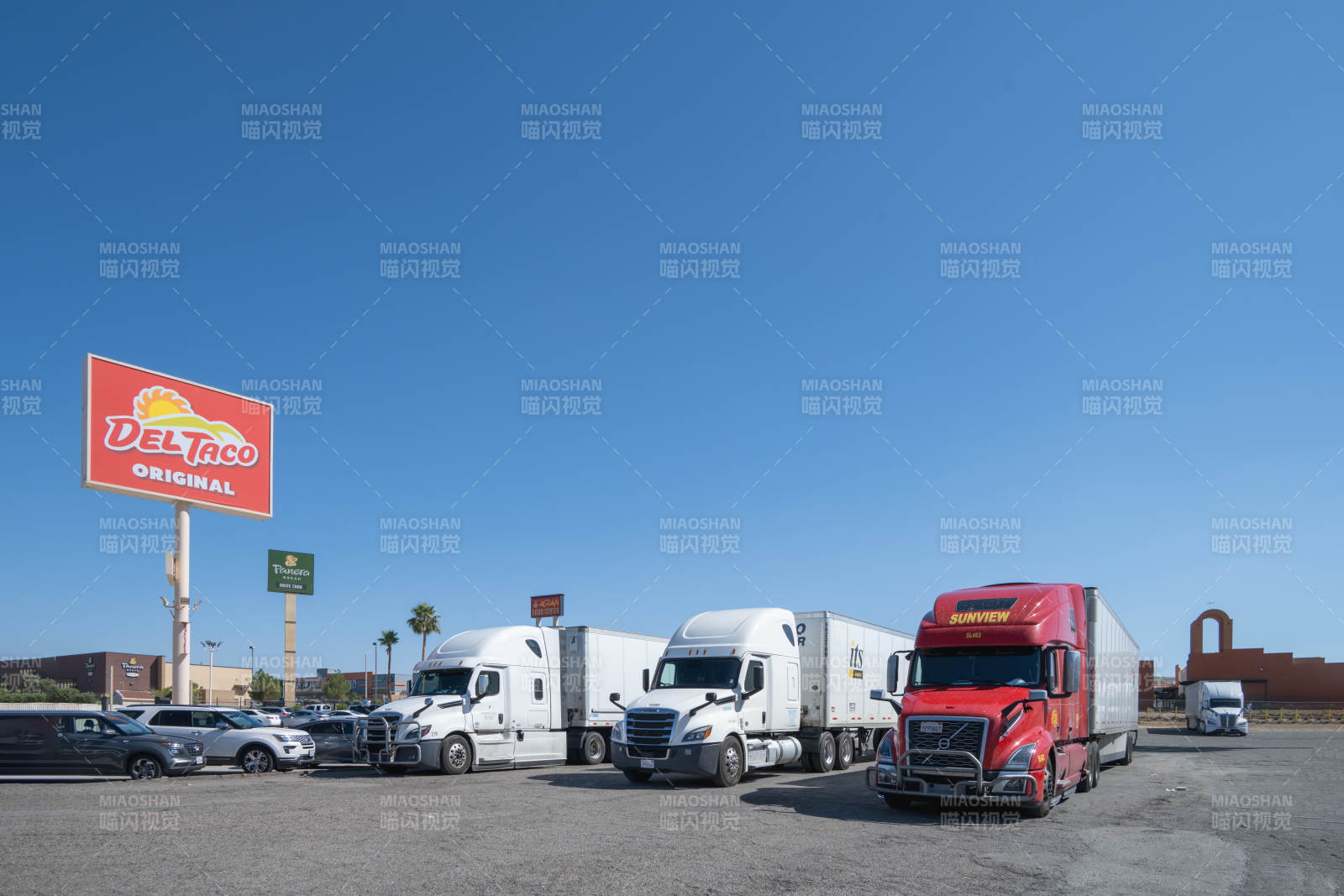 美国去拉斯维加斯沿途的服务区停车场图片