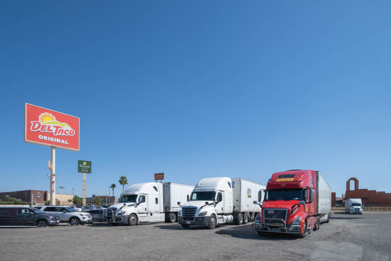 卡车停靠在餐厅前图片