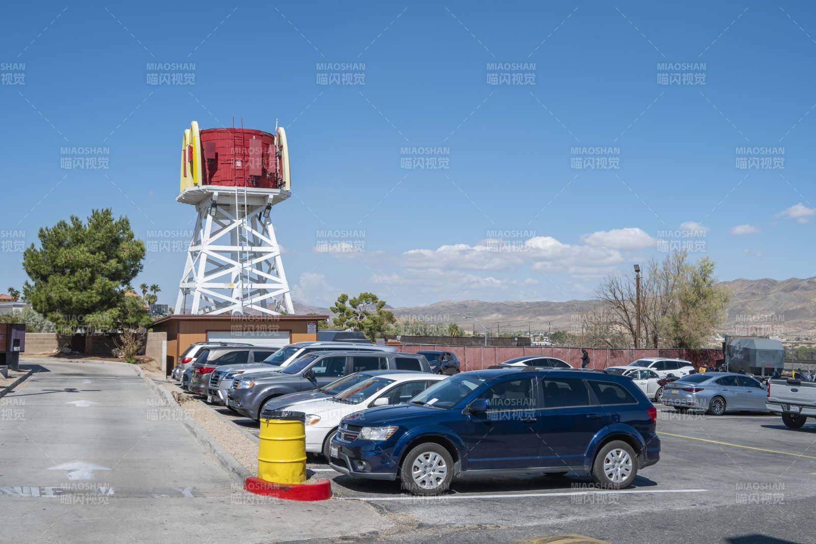 美国巴斯通奥特莱斯附近的停车场图片