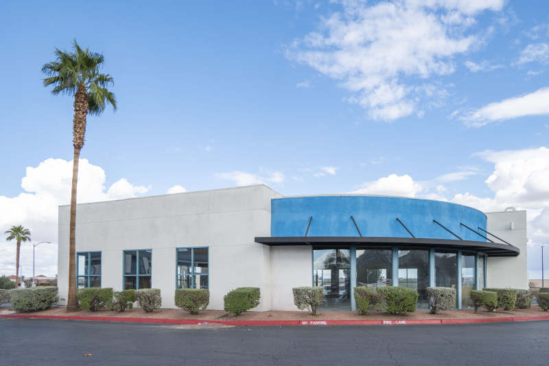 现代建筑与棕榈树图片