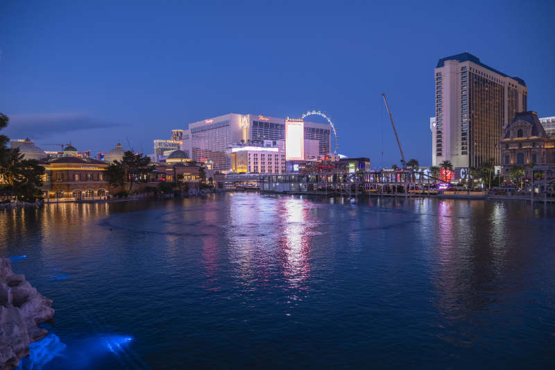 夜幕下的城市湖景图片