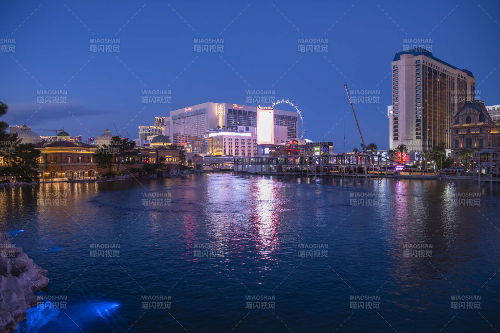 夜幕下的城市湖景图片