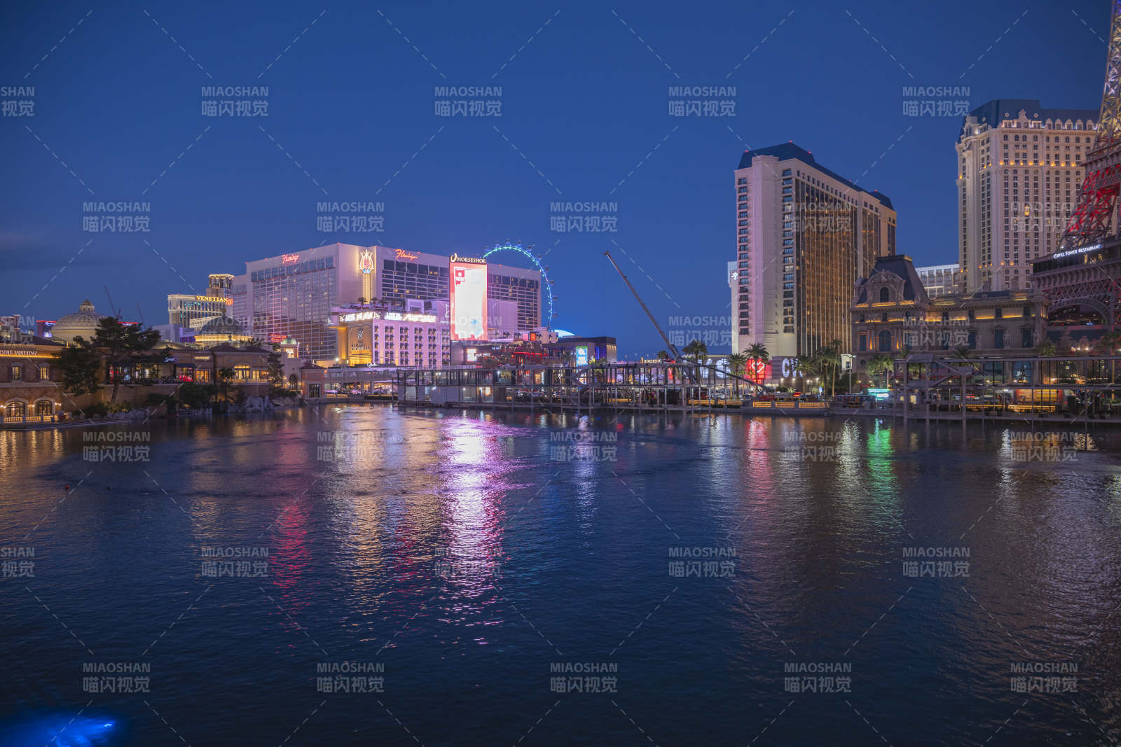 夜幕下的城市水景图片