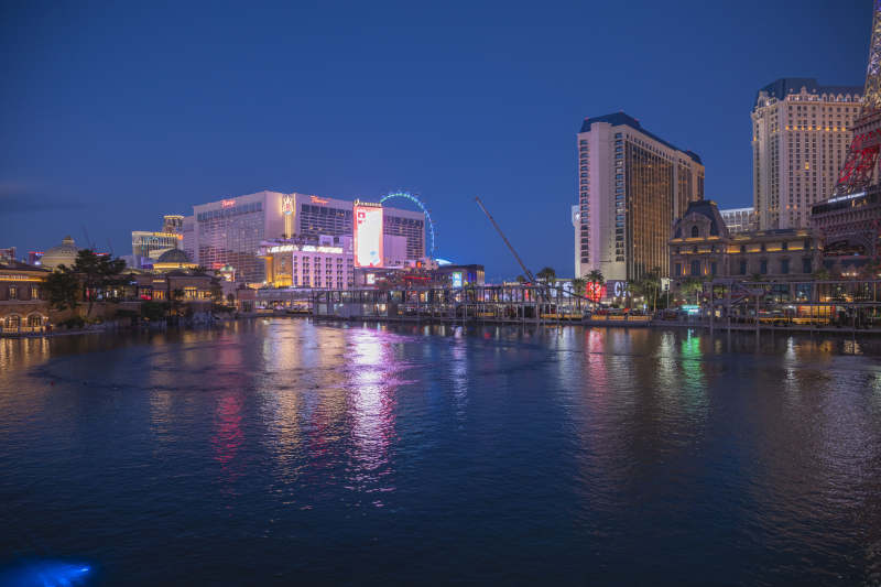 夜幕下的城市水景图片