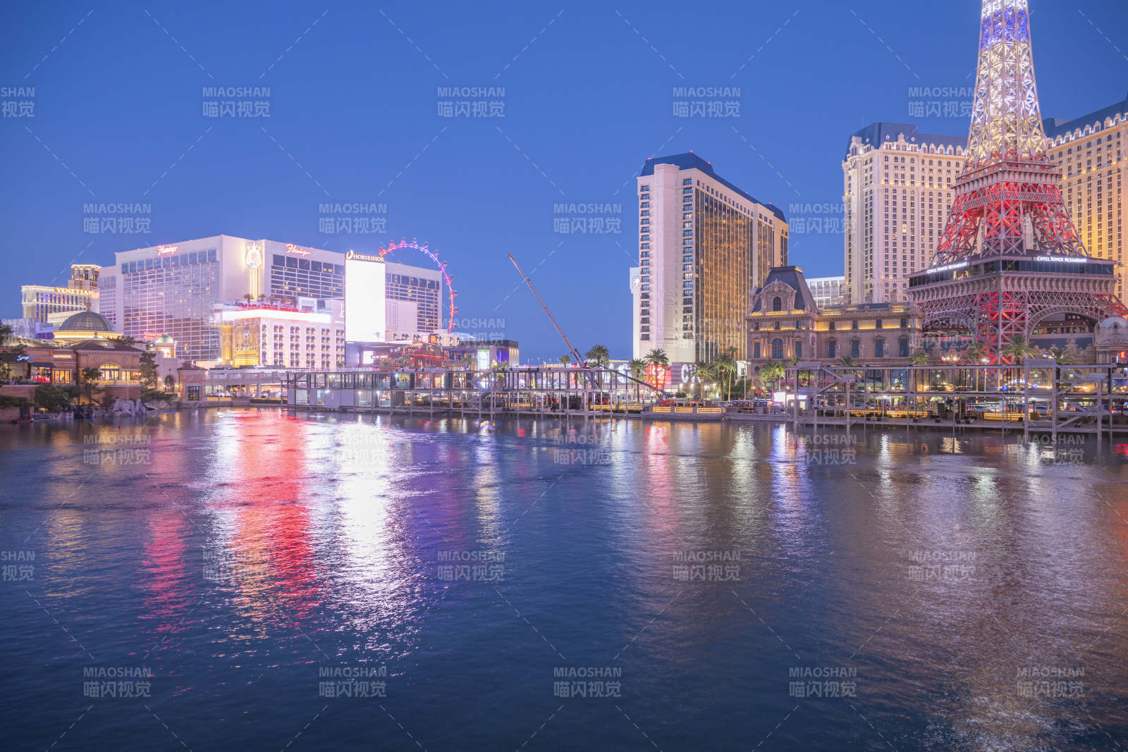 夜幕下的城市灯火图片