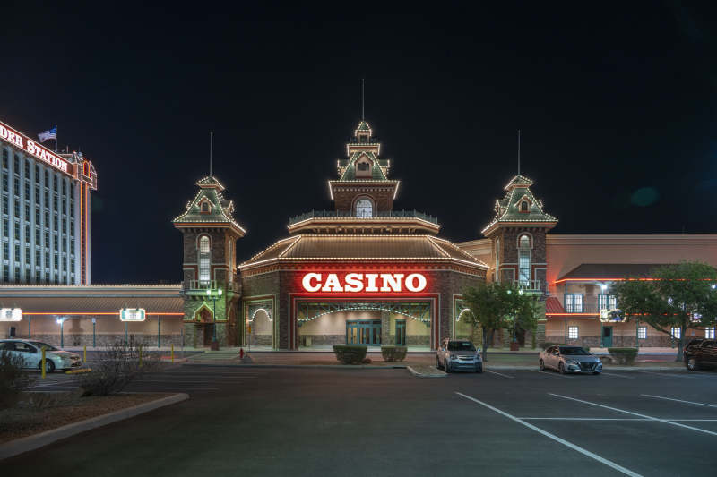 夜幕下的赌场入口图片