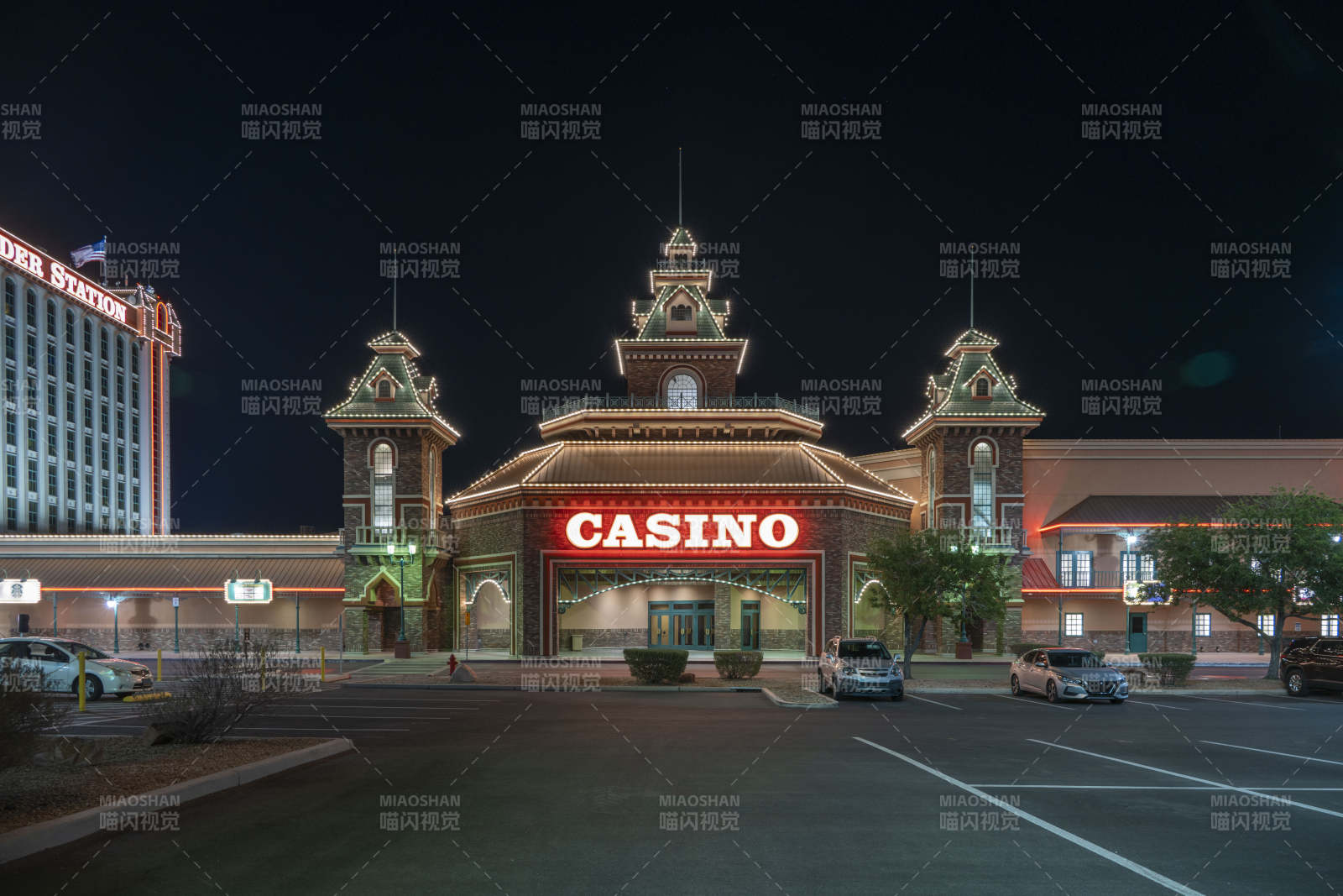 夜幕下的赌场入口图片