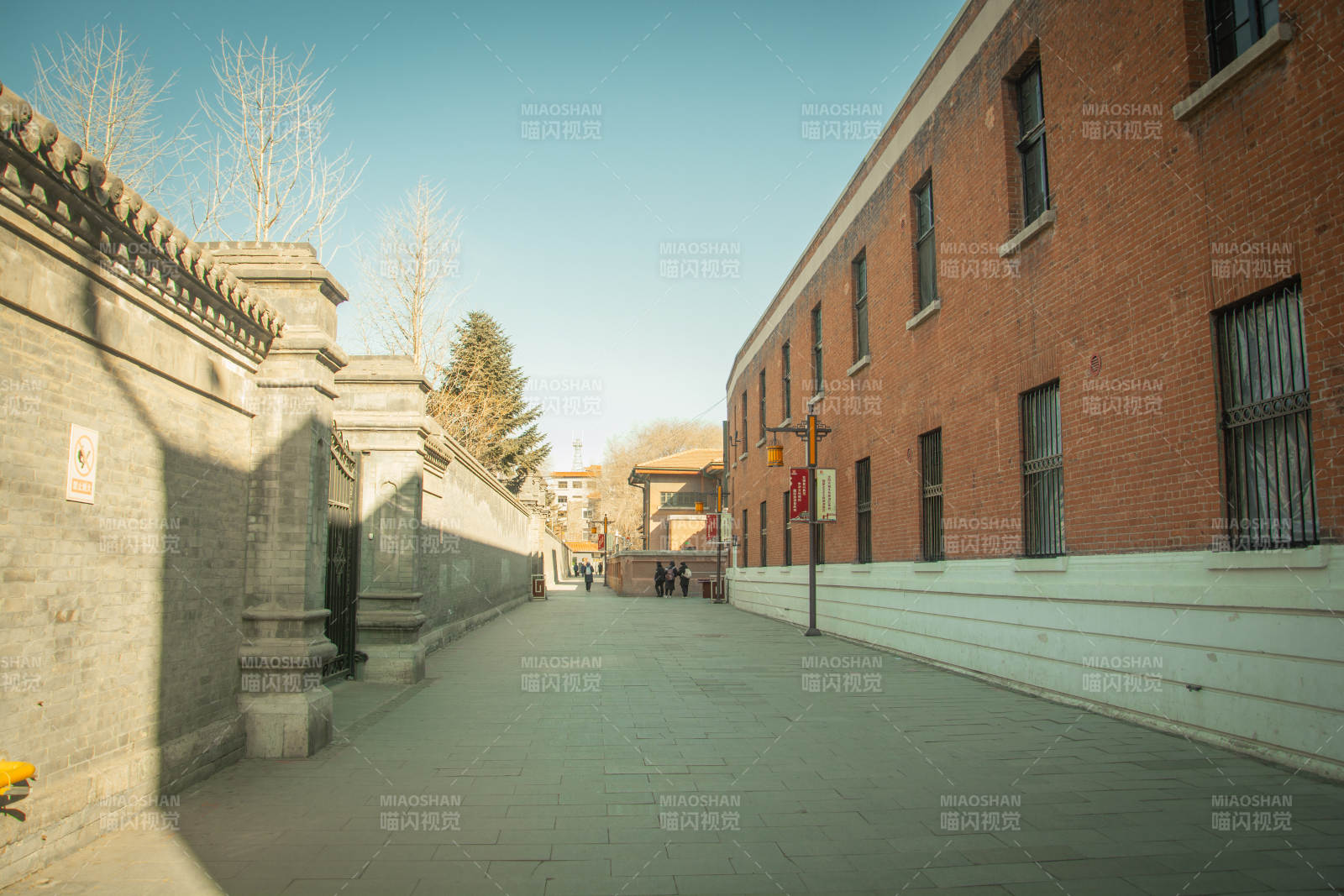 校园长廊静谧景图片