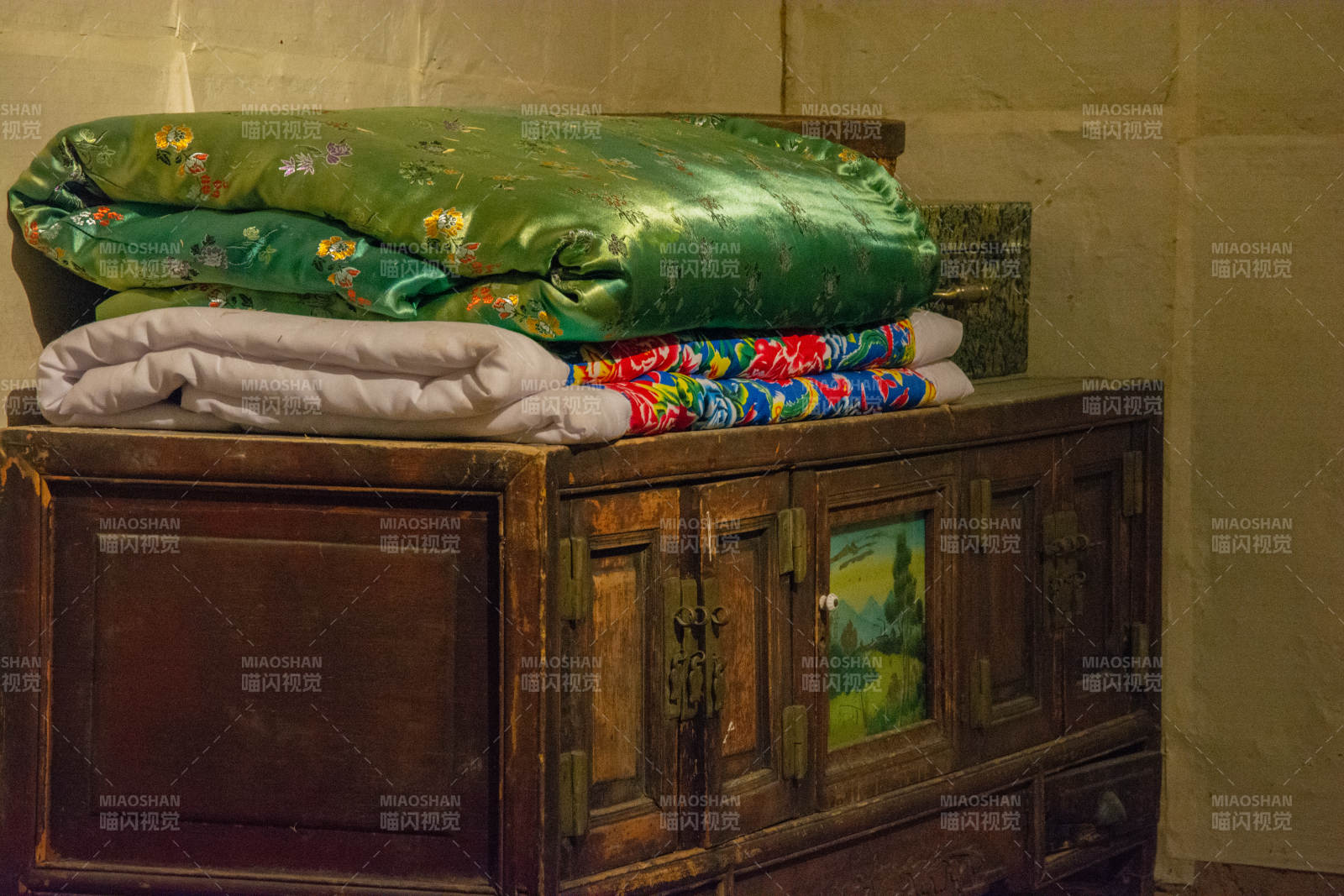 传统民居木柜叠被图片