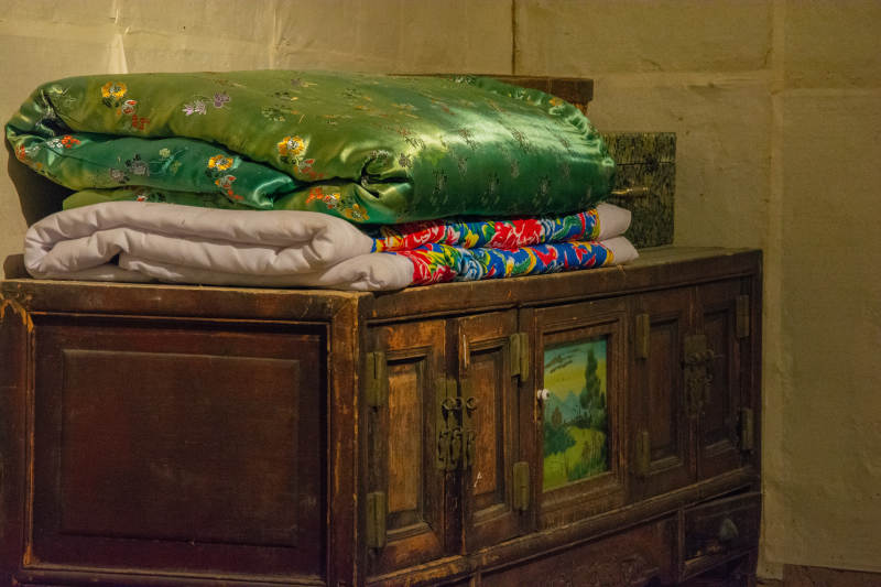 古柜叠被 静谧温馨图片