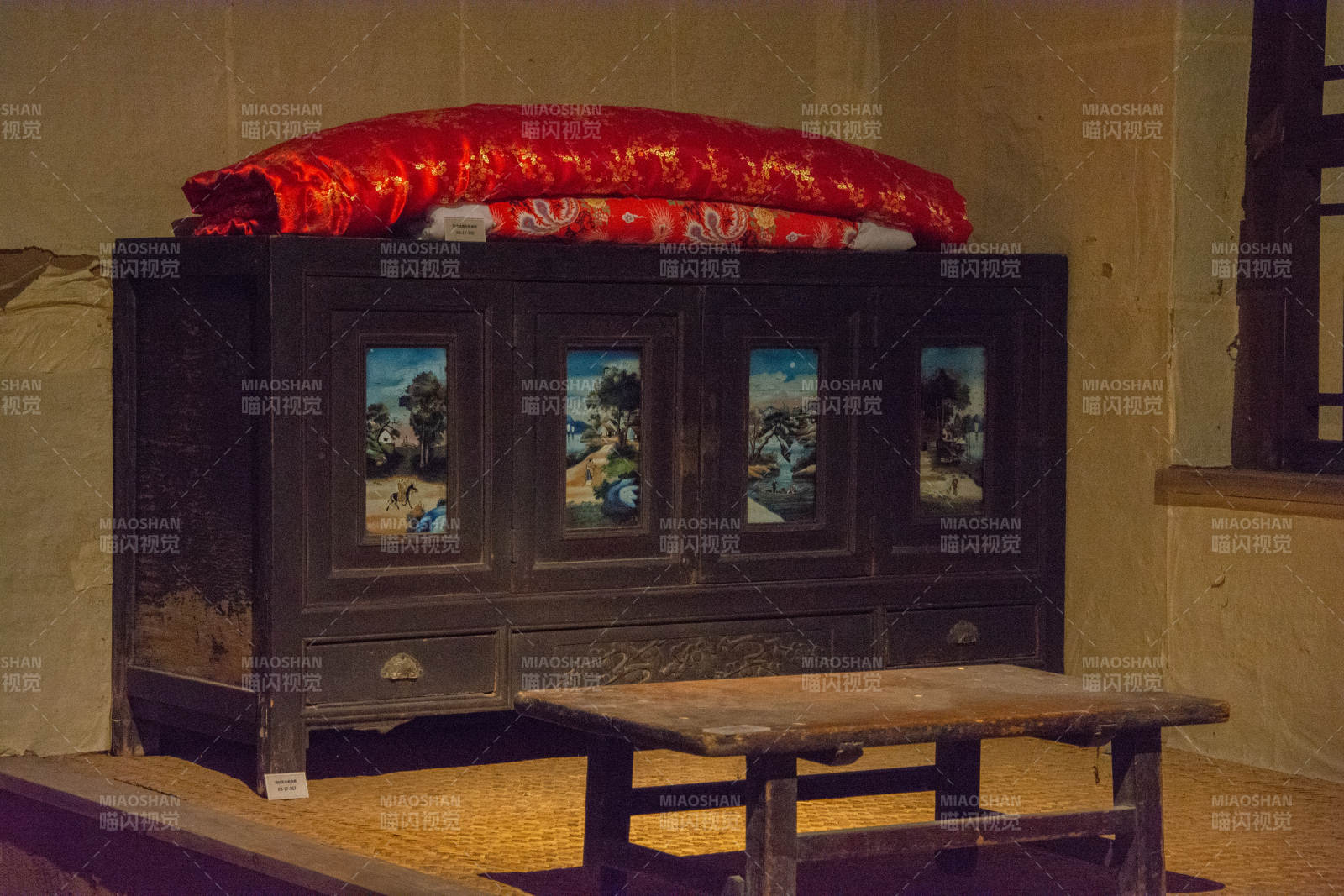 古色古香传统床柜图片