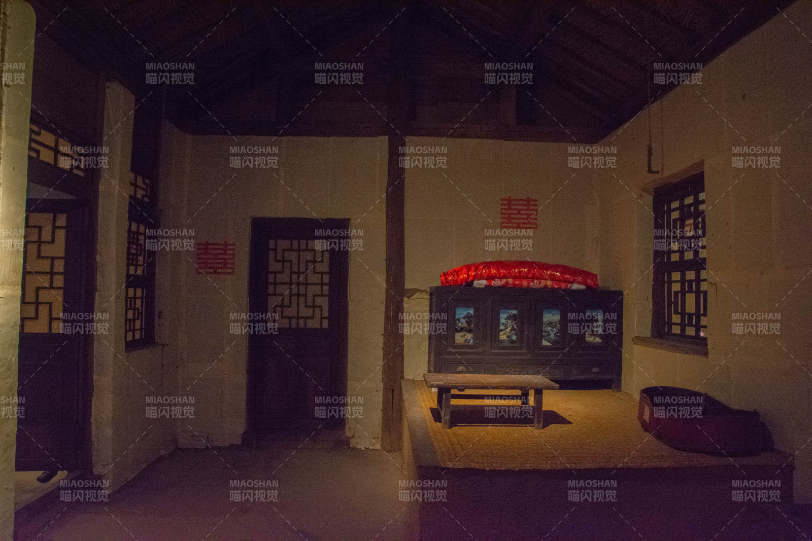 古宅夜景展柜图片