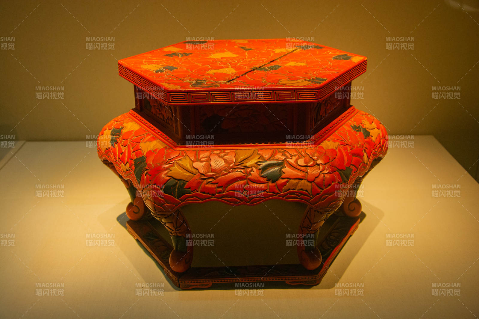 彩绘八角宝盒图片