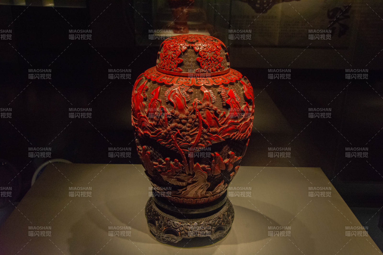 红漆雕花瓷罐图片