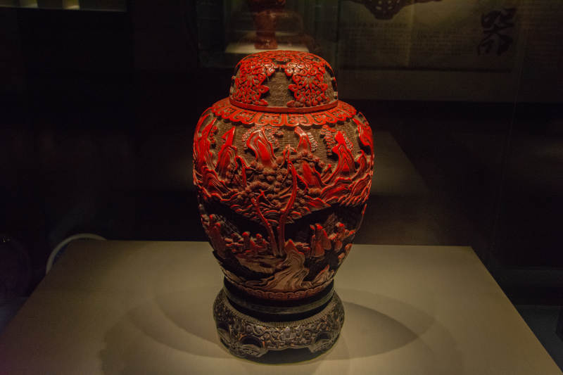 红漆雕花瓷罐图片