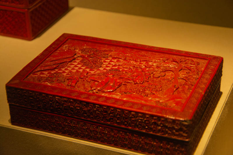 红漆雕花盒图片