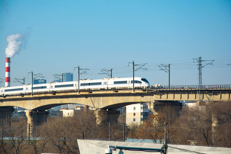 高铁飞驰过桥图片