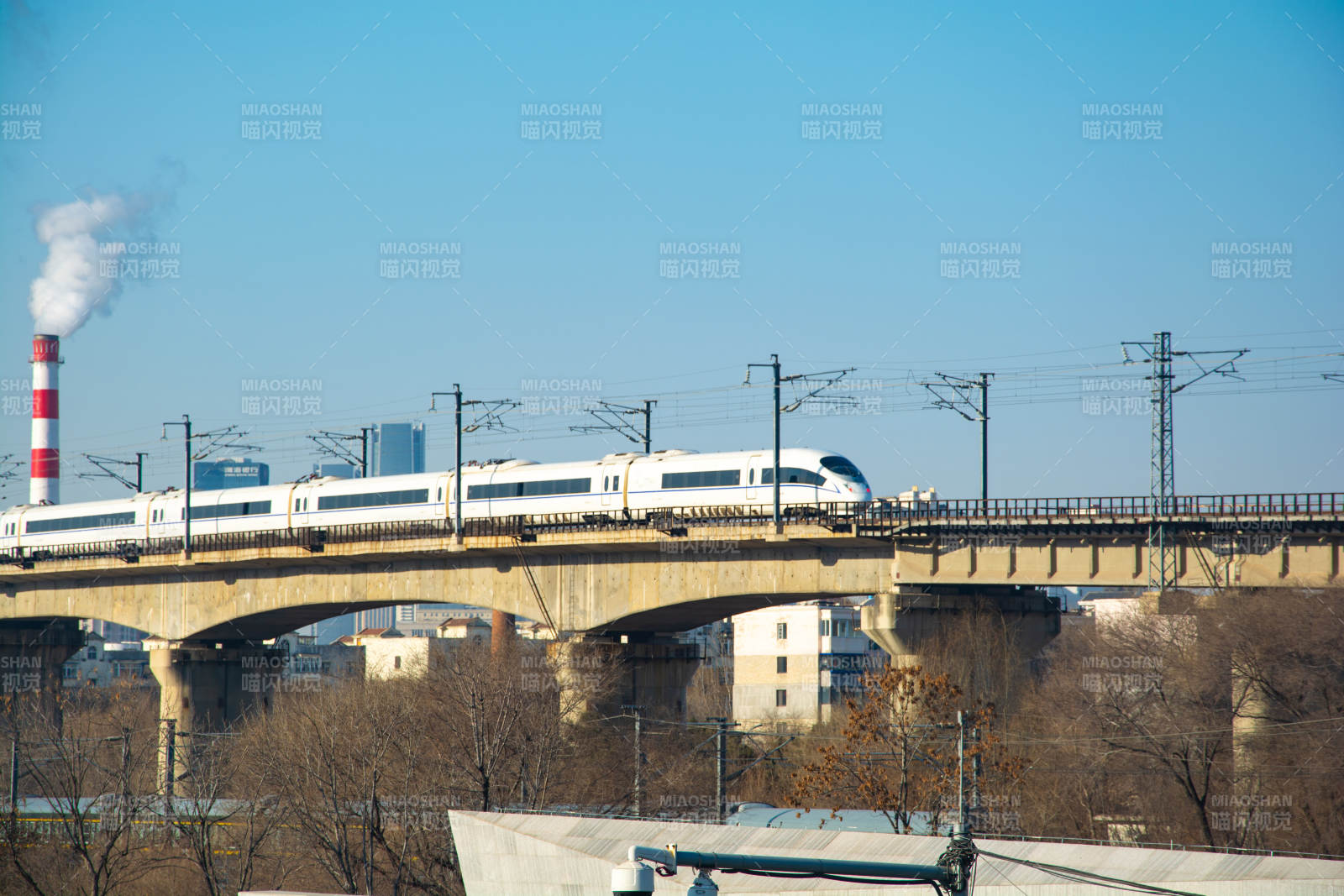 高铁飞驰过桥图片