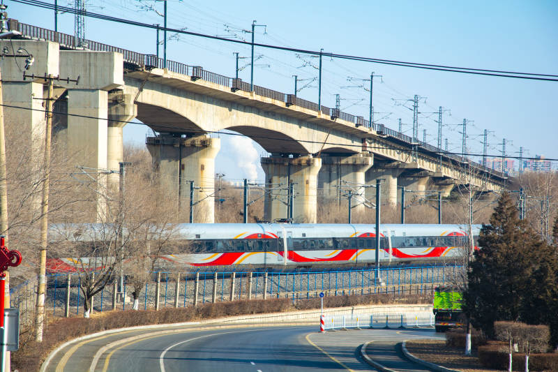 高铁飞驰过桥下图片