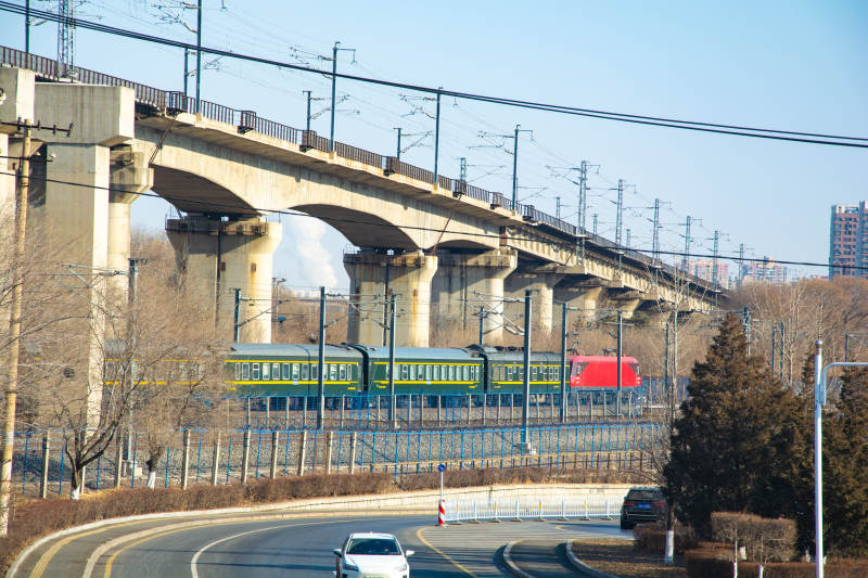 高架桥下列车穿行图片