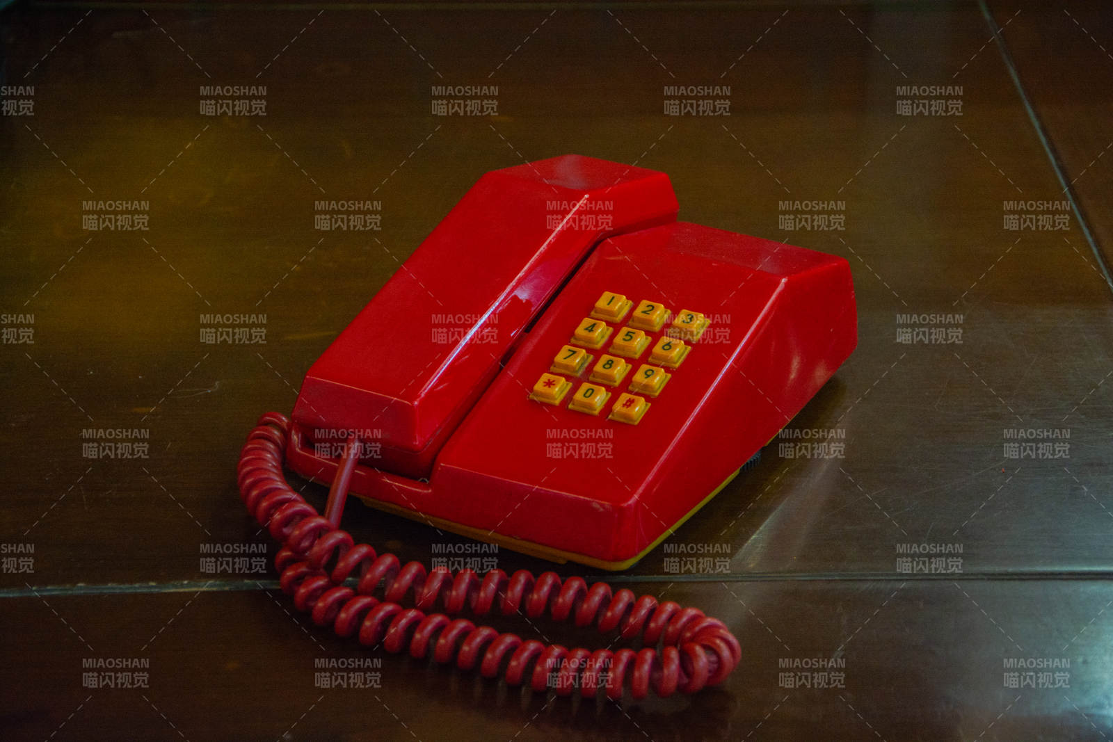 红色复古电话机图片